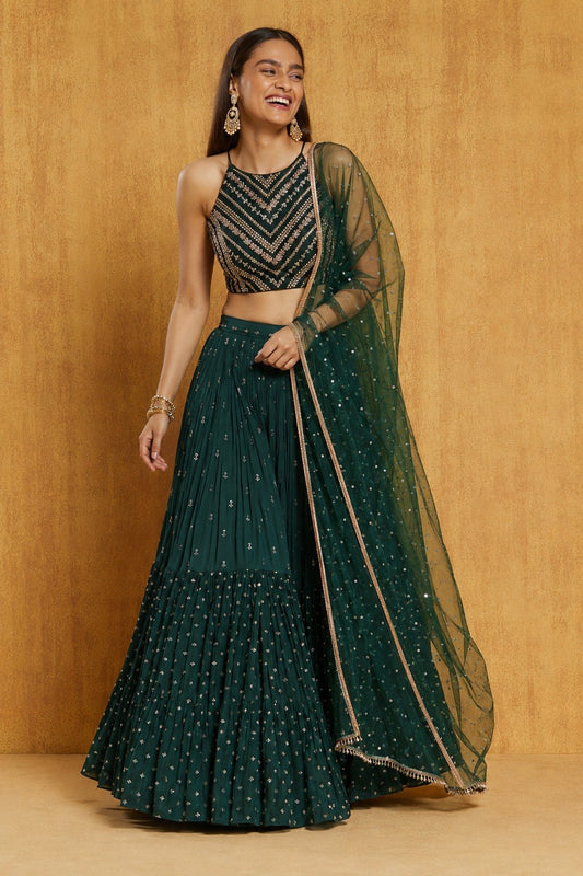 Sehen Sie umwerfend aus in diesem wunderschönen cremefarbenen Lehenga-Set