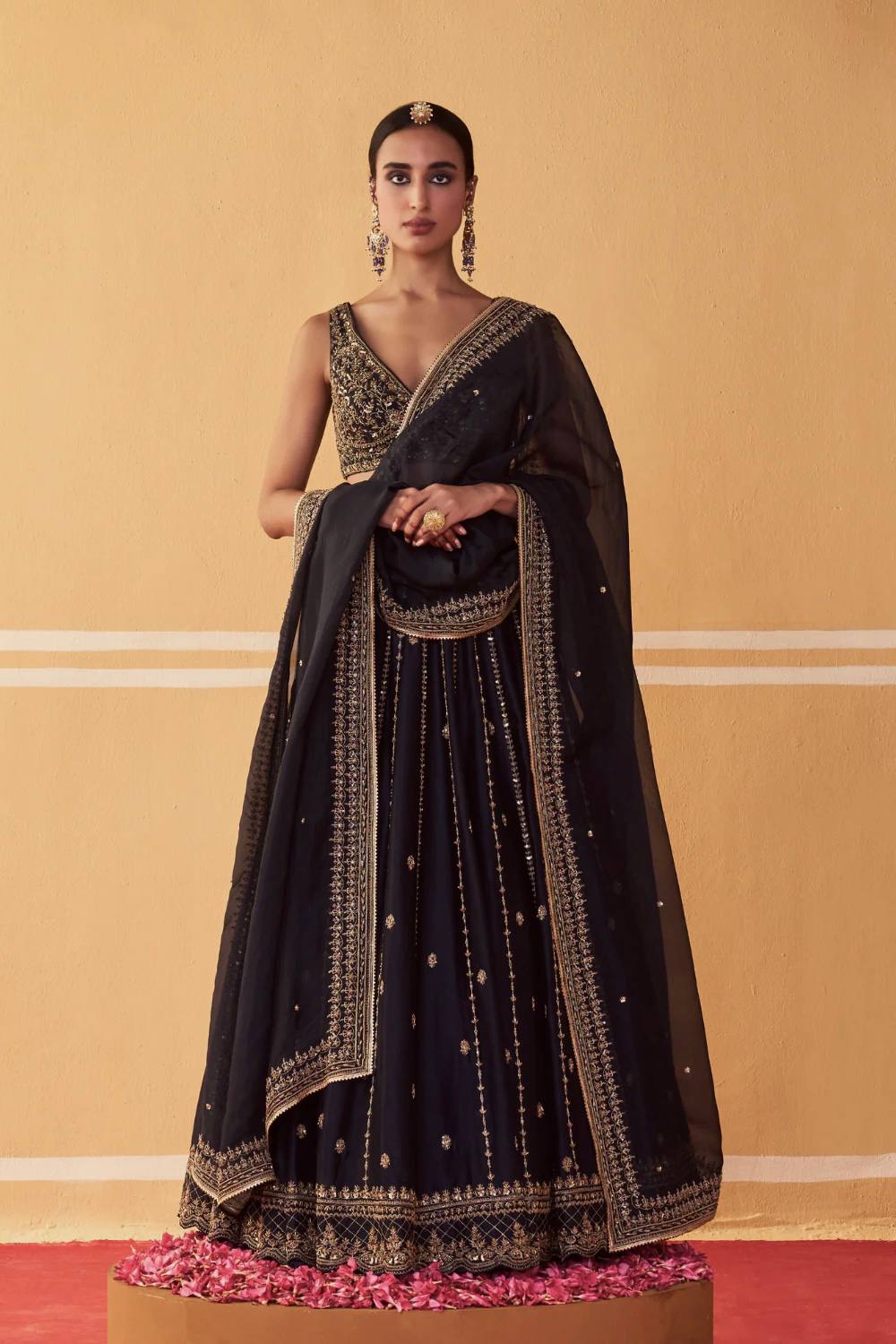 Sehen Sie umwerfend aus in diesem wunderschönen cremefarbenen Lehenga-Set
