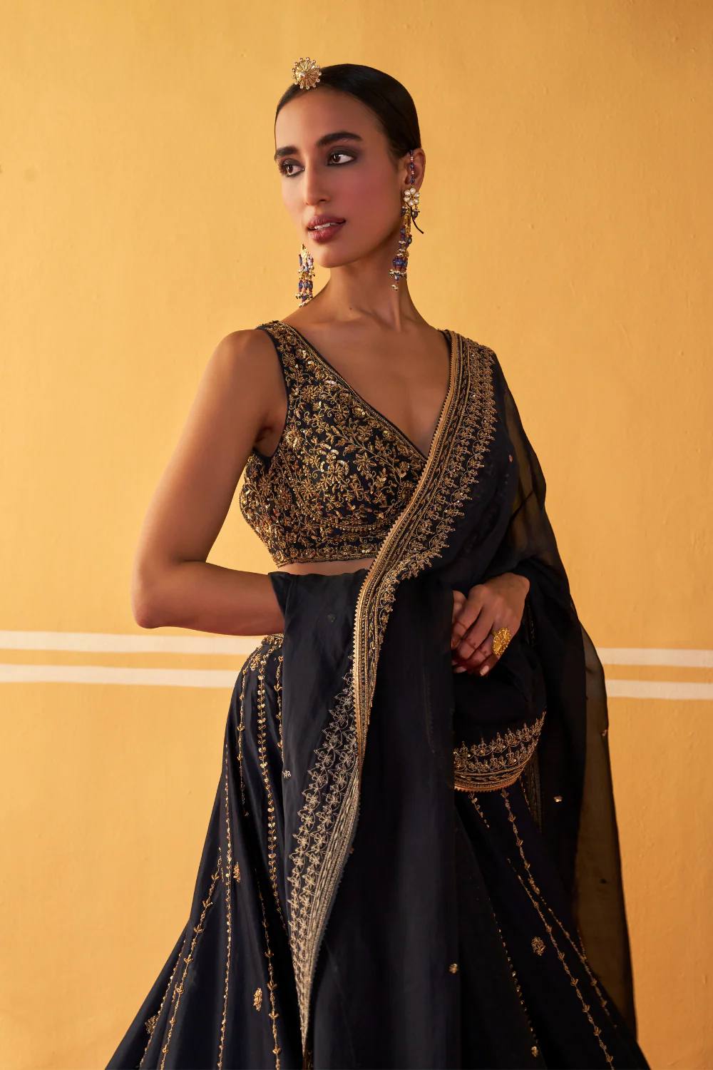 Sehen Sie umwerfend aus in diesem wunderschönen cremefarbenen Lehenga-Set