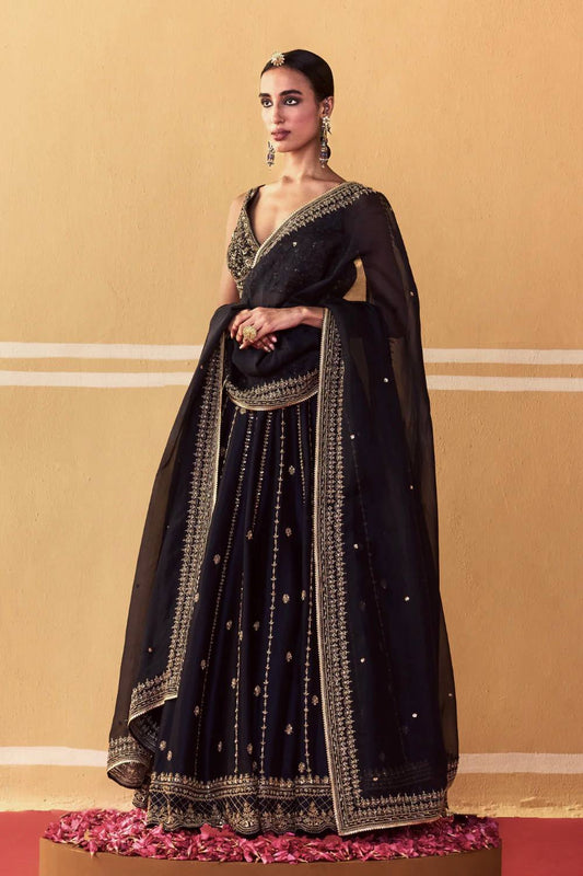 Sehen Sie umwerfend aus in diesem wunderschönen cremefarbenen Lehenga-Set