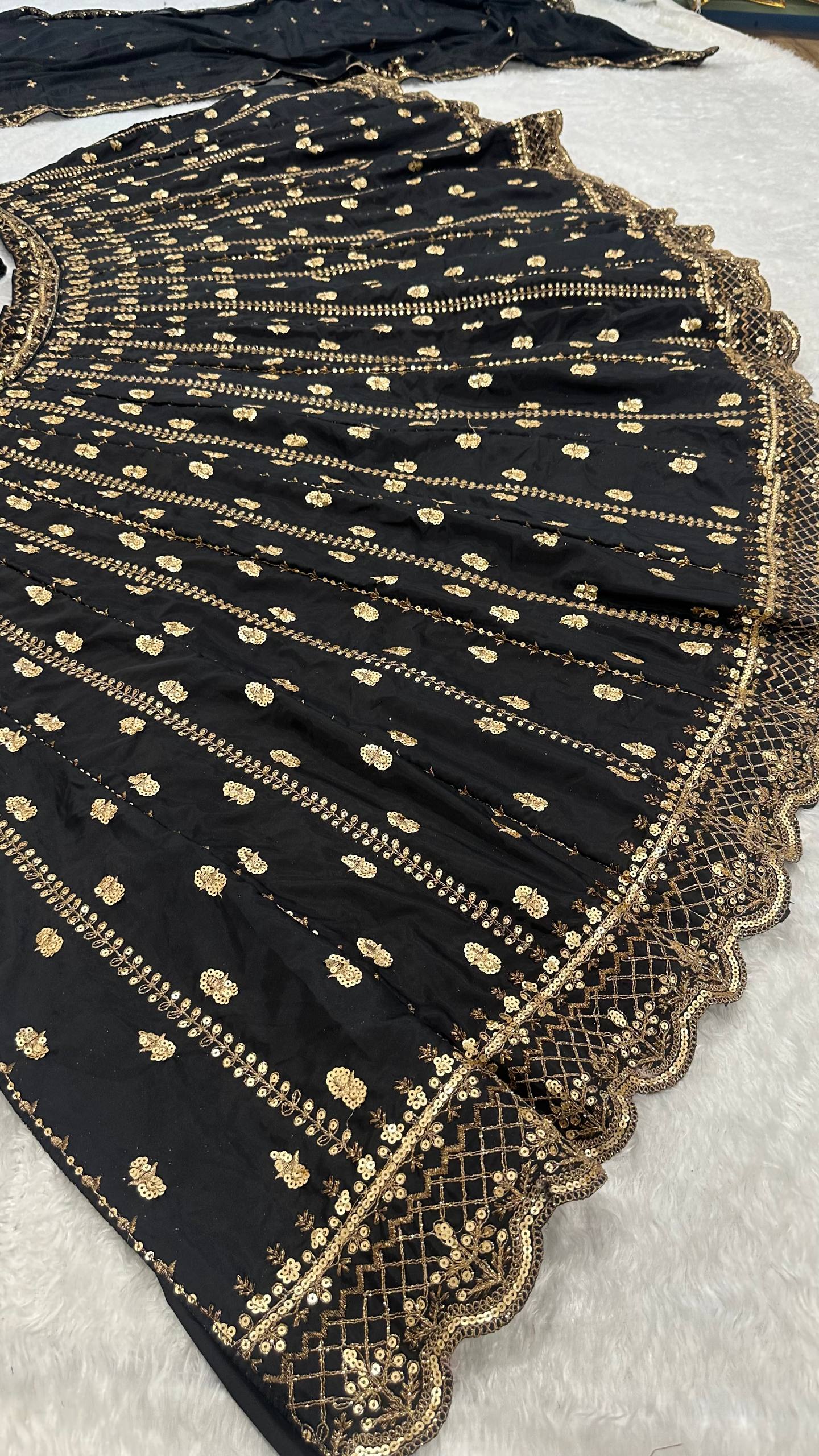 Sehen Sie umwerfend aus in diesem wunderschönen cremefarbenen Lehenga-Set