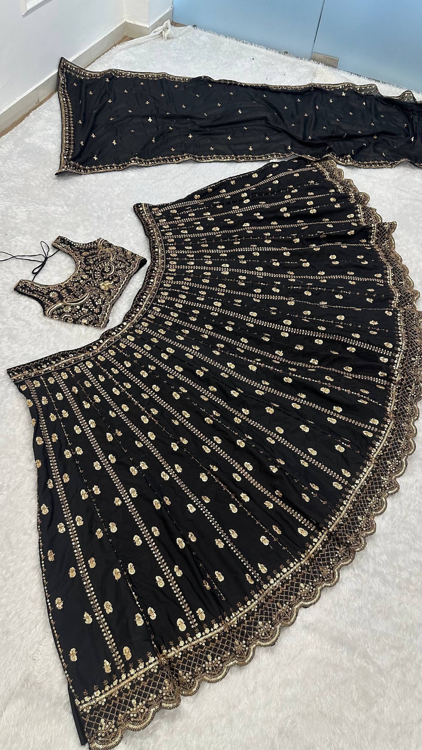 Sehen Sie umwerfend aus in diesem wunderschönen cremefarbenen Lehenga-Set