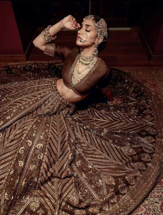 Soyez magnifique dans ce magnifique ensemble lehenga blanc cassé