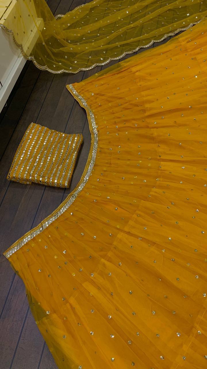 Sehen Sie umwerfend aus in diesem wunderschönen cremefarbenen Lehenga-Set