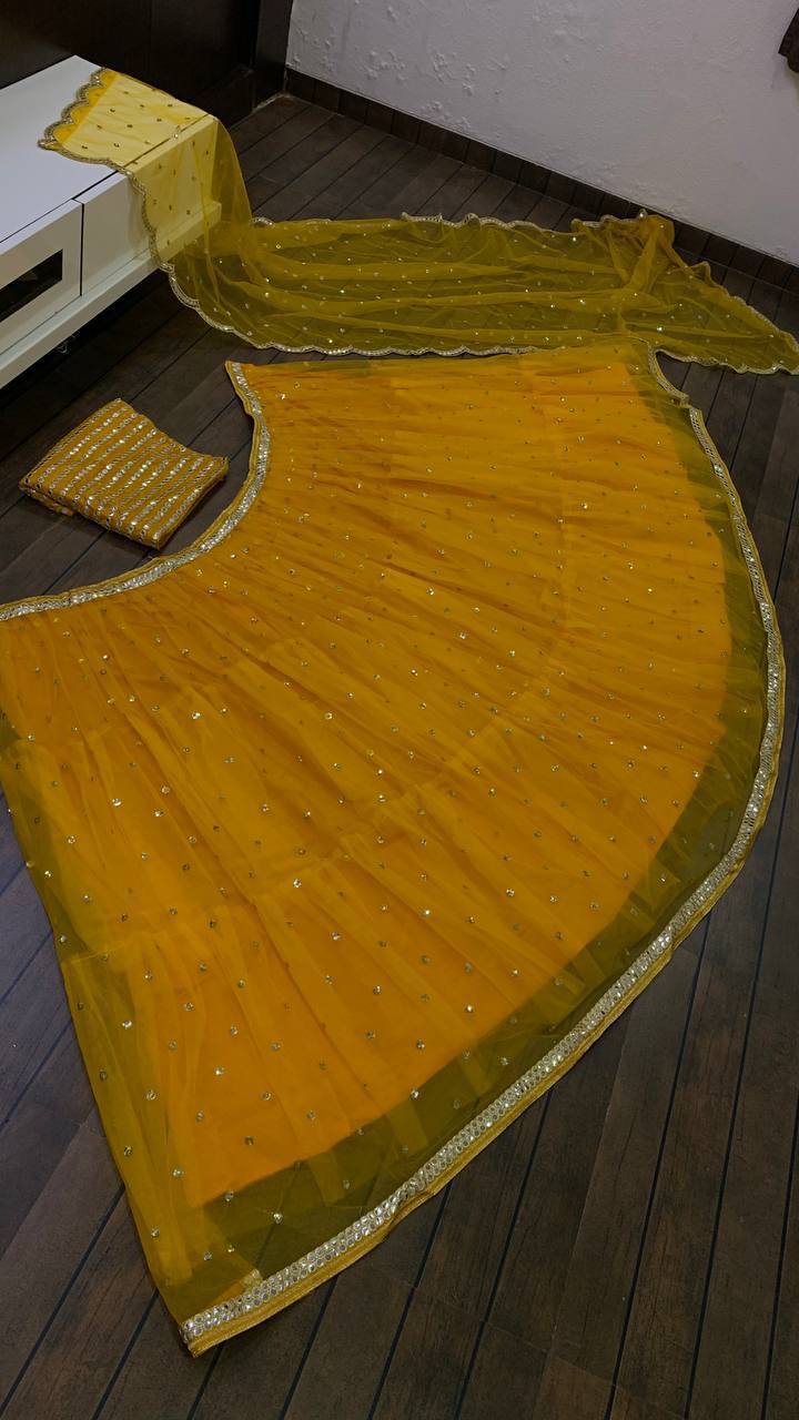 Sehen Sie umwerfend aus in diesem wunderschönen cremefarbenen Lehenga-Set