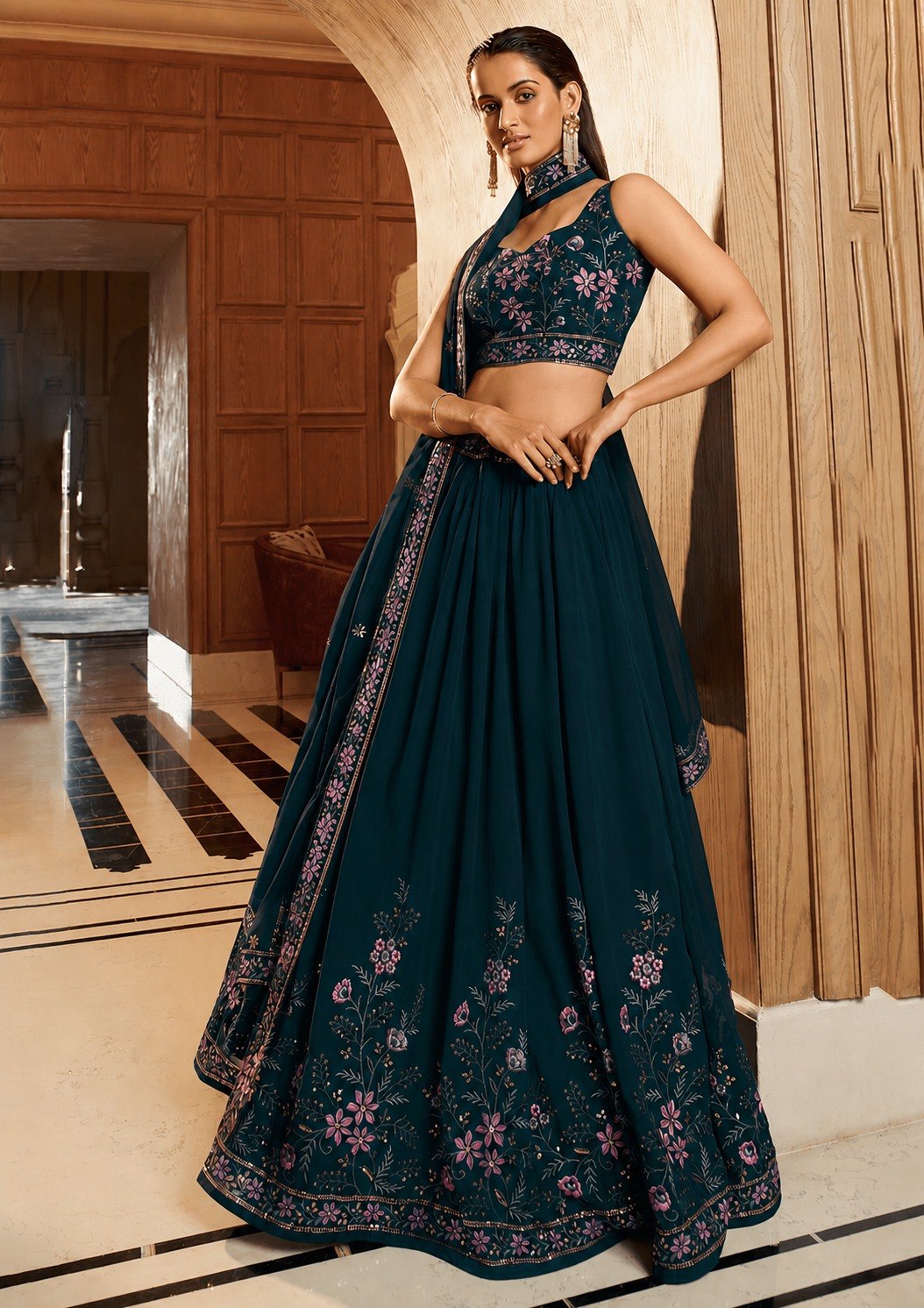Lancement d'un Lehenga découpé à paillettes évasé de 4 mètres