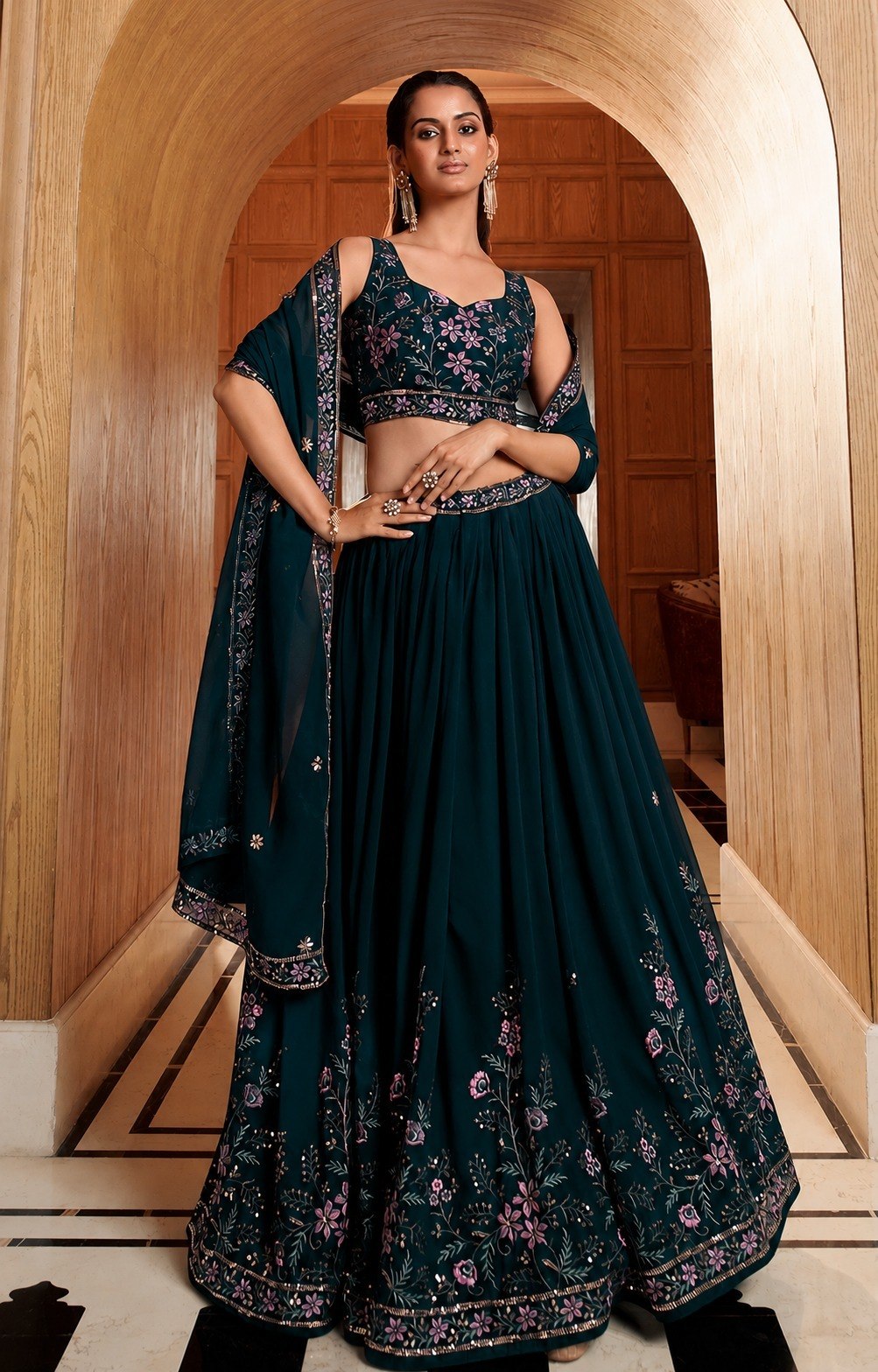 Lancement d'un Lehenga découpé à paillettes évasé de 4 mètres