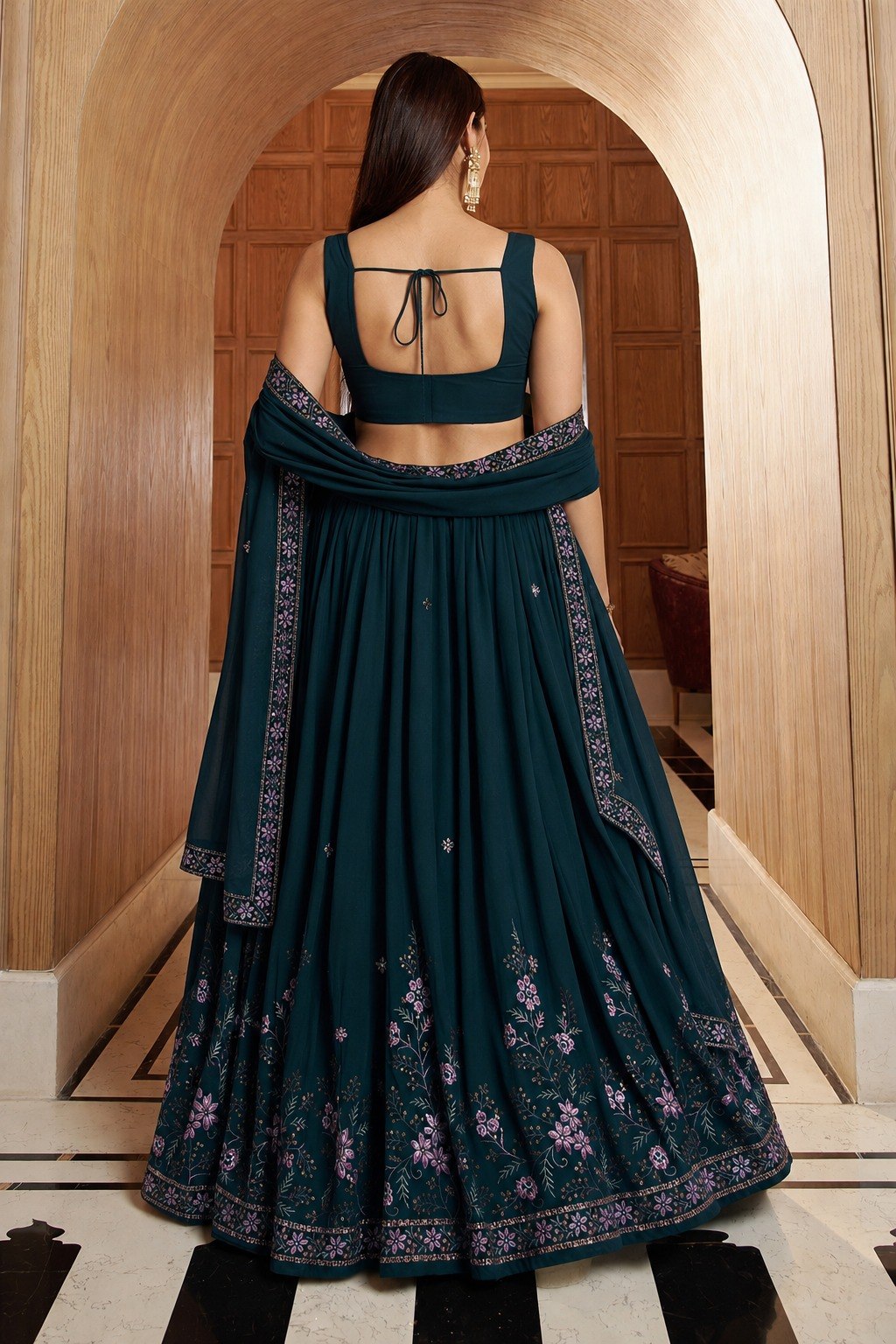 Lancement d'un Lehenga découpé à paillettes évasé de 4 mètres