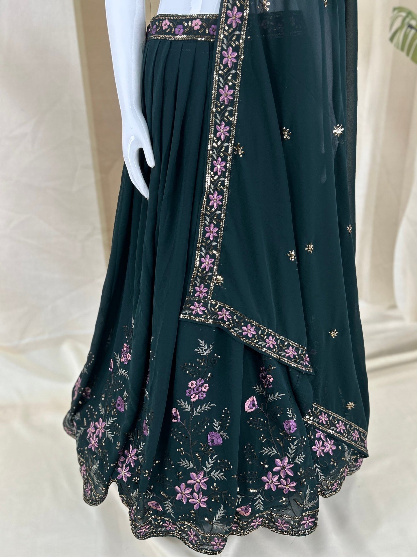 Lancement d'un Lehenga découpé à paillettes évasé de 4 mètres