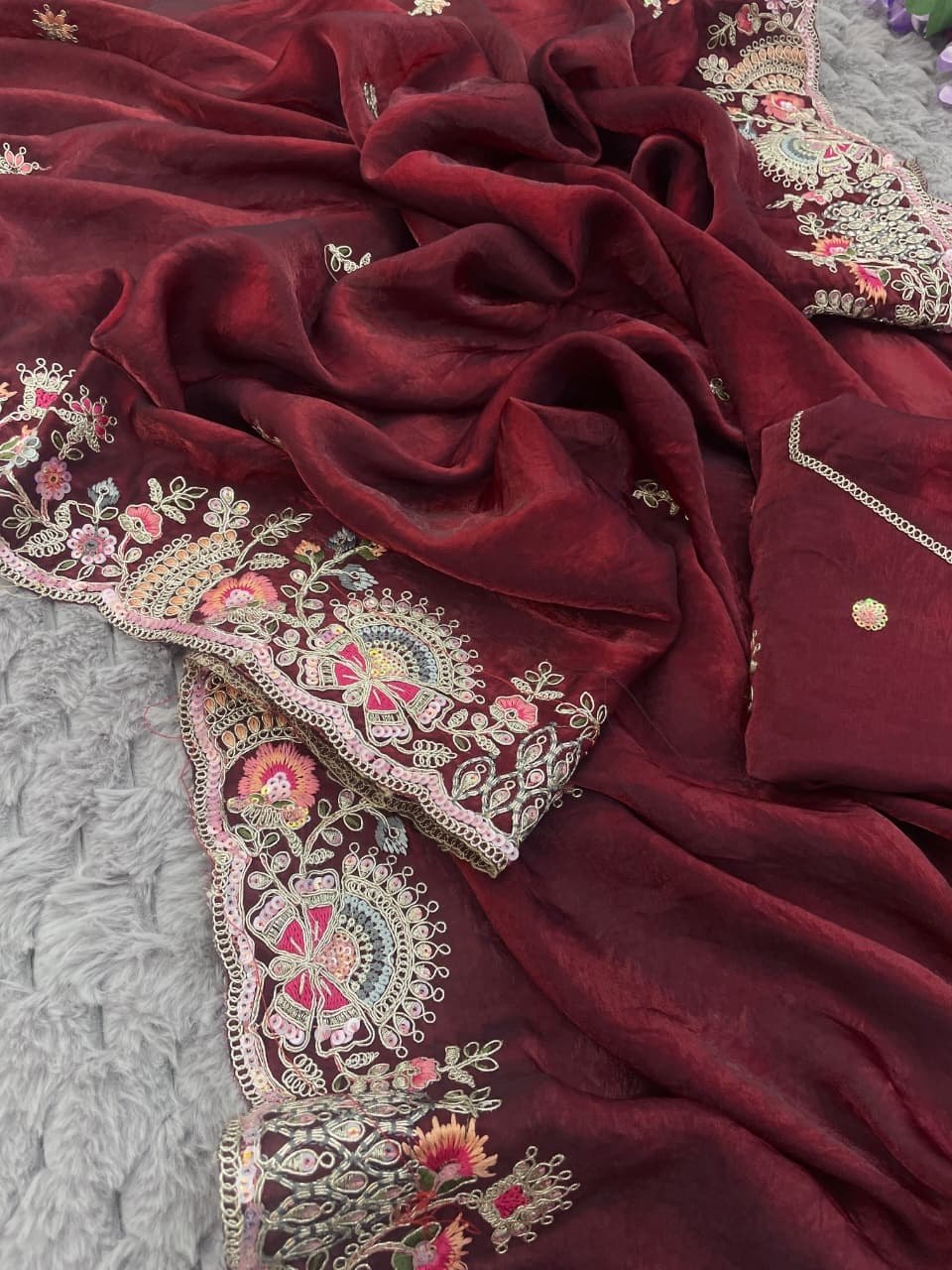 Very Soft nd Elegant Rich look fendy sartin fabric saree