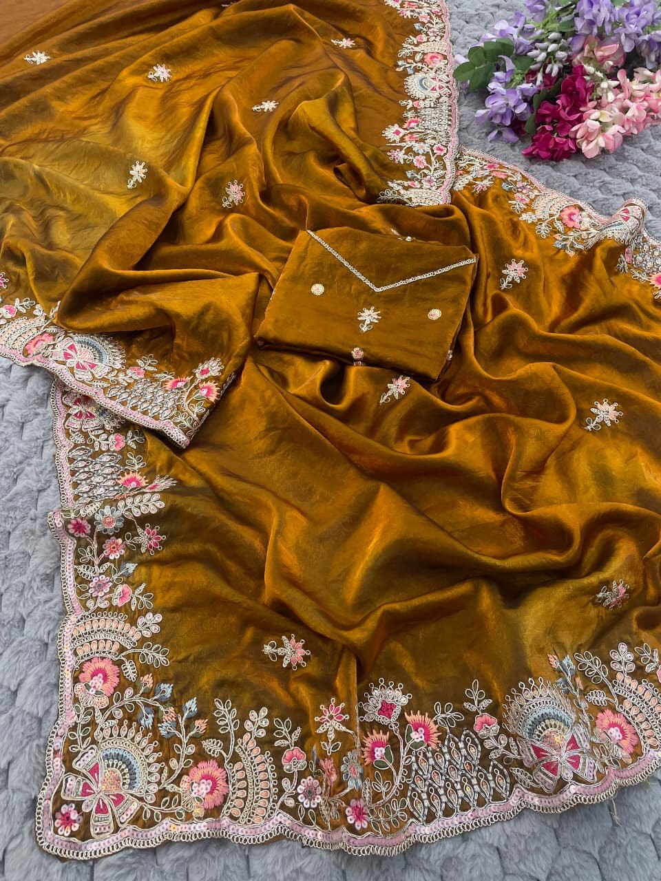 Very Soft nd Elegant Rich look fendy sartin fabric saree