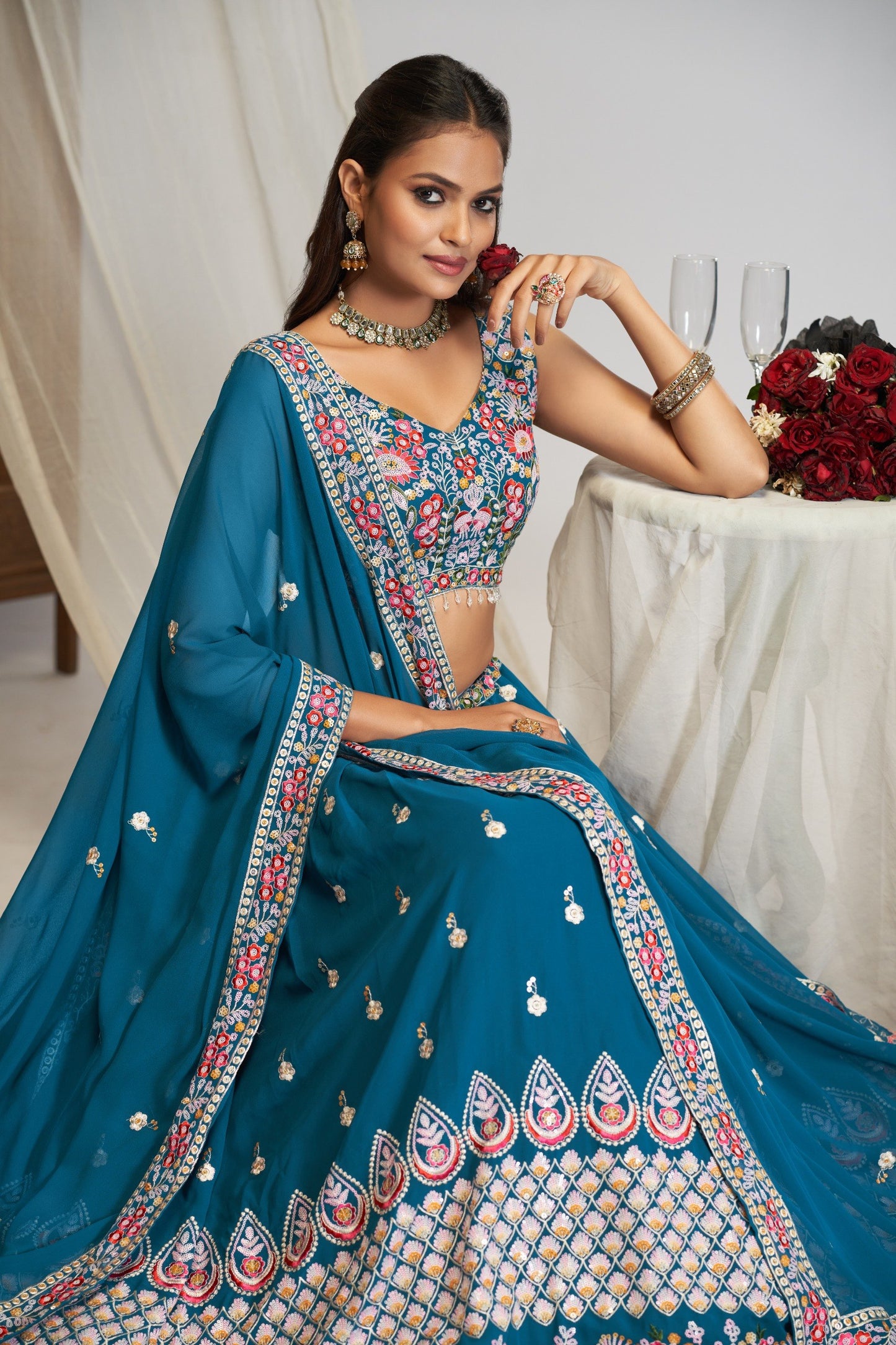 Lancement d'un Lehenga découpé à paillettes évasé de 4 mètres