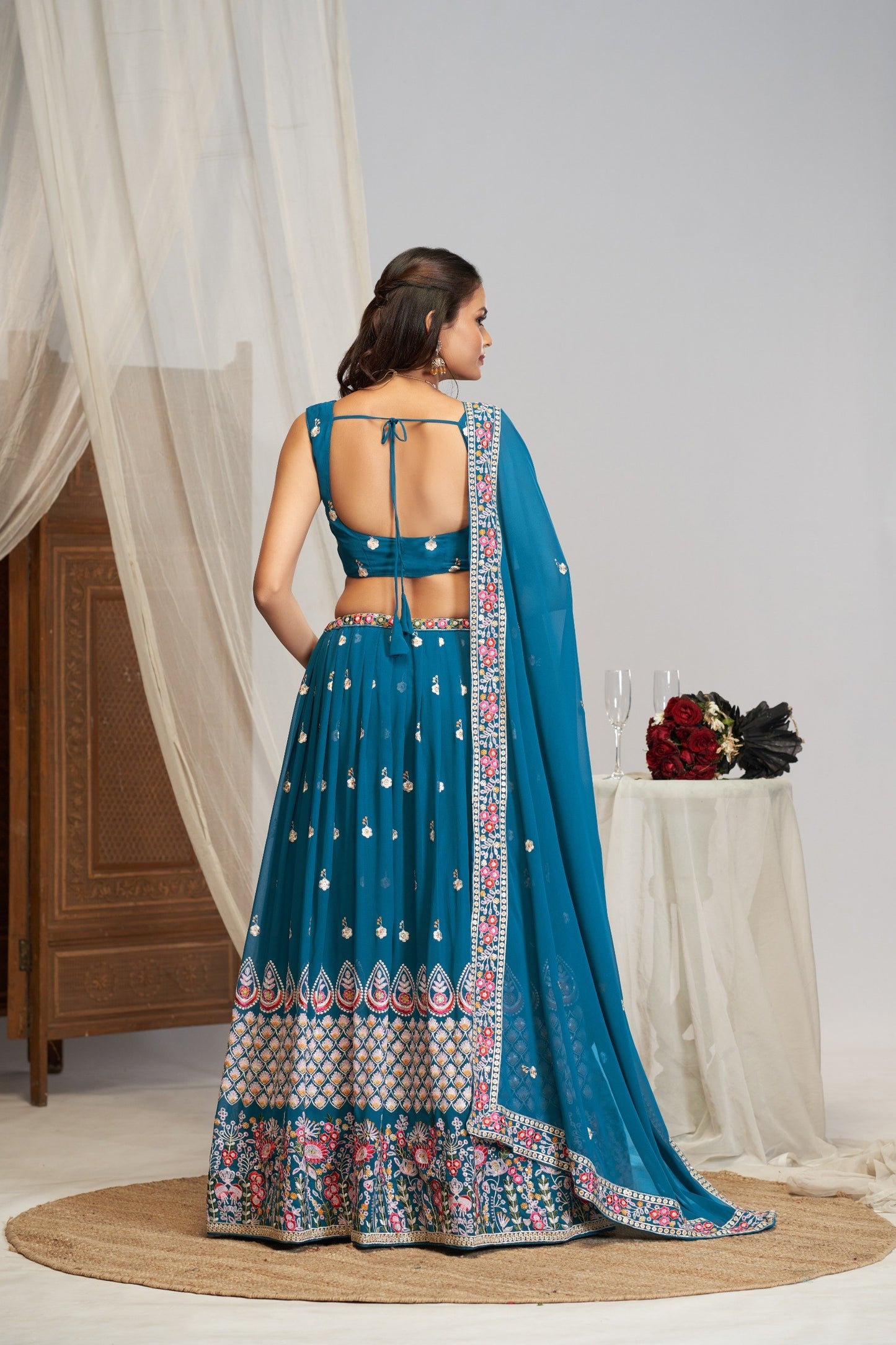 Lancement d'un Lehenga découpé à paillettes évasé de 4 mètres