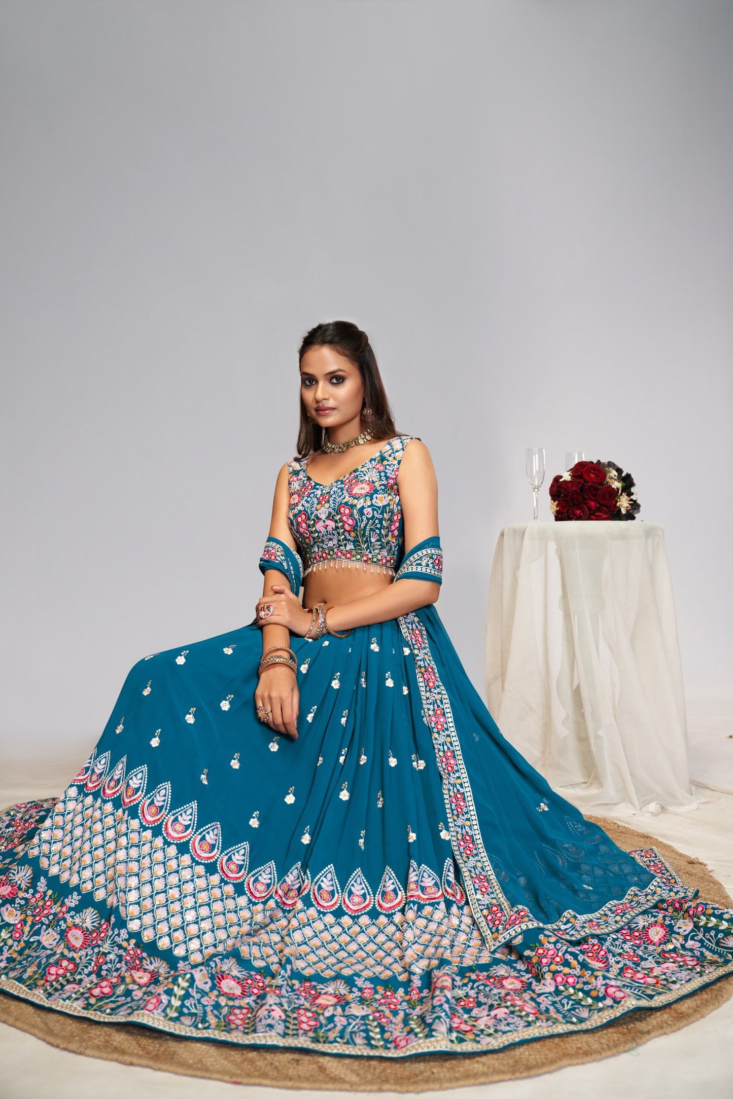 Lancement d'un Lehenga découpé à paillettes évasé de 4 mètres