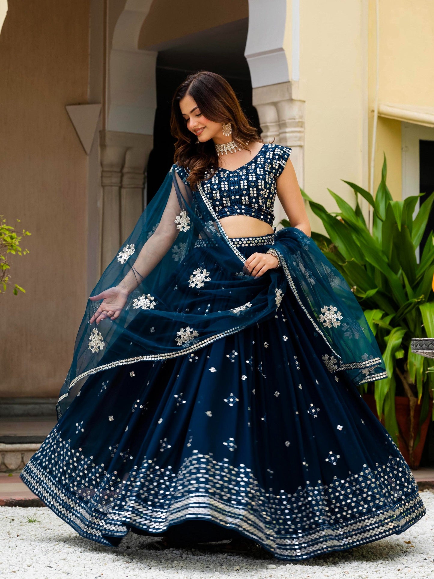 Einführung eines 4 Meter ausgestellten Coding Sequins Cut Work Lehenga