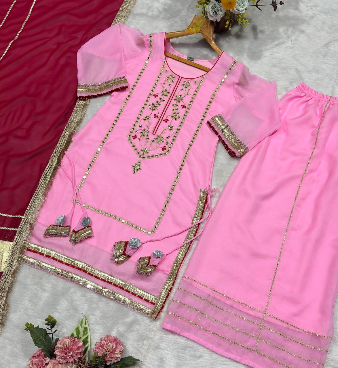 COSTUME DE TRAVAIL EN SOIE VICHITRA LOURDE À SÉQUENCES DE BRODERIE