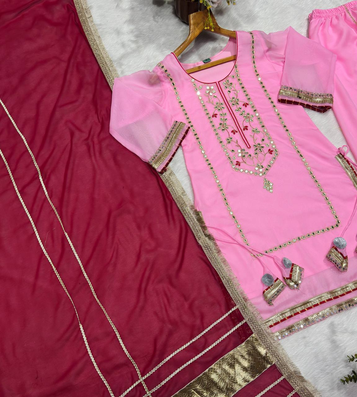 COSTUME DE TRAVAIL EN SOIE VICHITRA LOURDE À SÉQUENCES DE BRODERIE