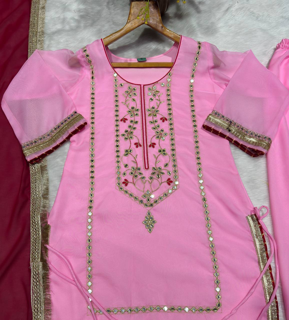 COSTUME DE TRAVAIL EN SOIE VICHITRA LOURDE À SÉQUENCES DE BRODERIE