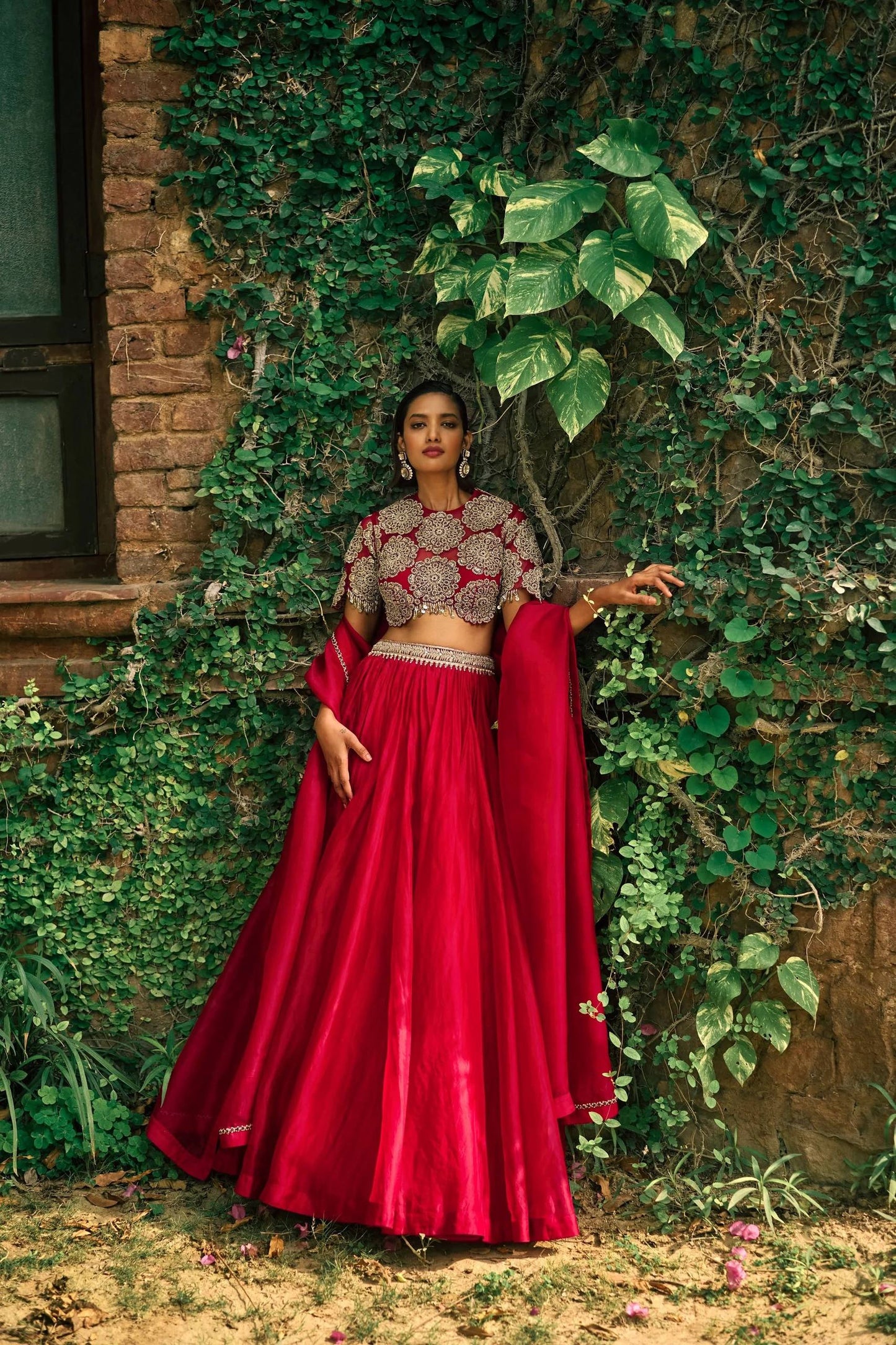 Sehen Sie umwerfend aus in diesem wunderschönen cremefarbenen Lehenga-Set