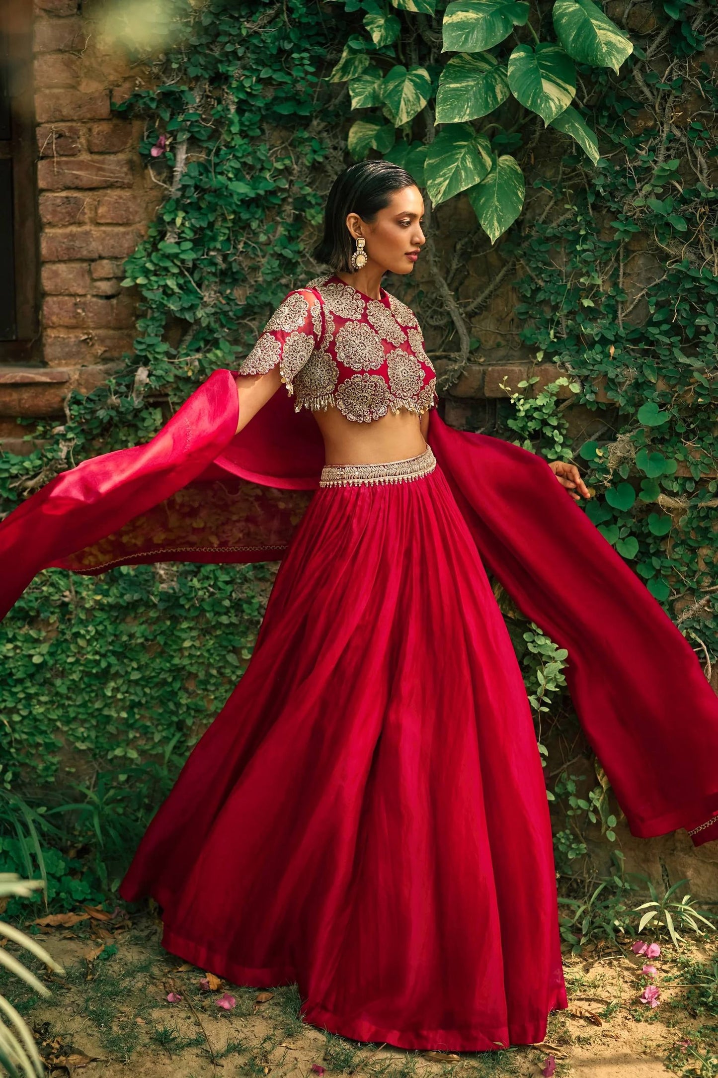 Sehen Sie umwerfend aus in diesem wunderschönen cremefarbenen Lehenga-Set