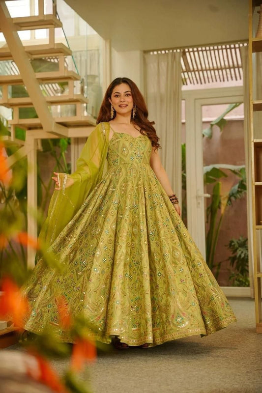 Robe de travail brodée en georgette fleurie artificielle avec de riches paillettes