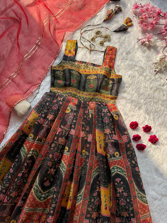 Kleid aus Georgette-Imitat mit üppiger Paillettenstickerei