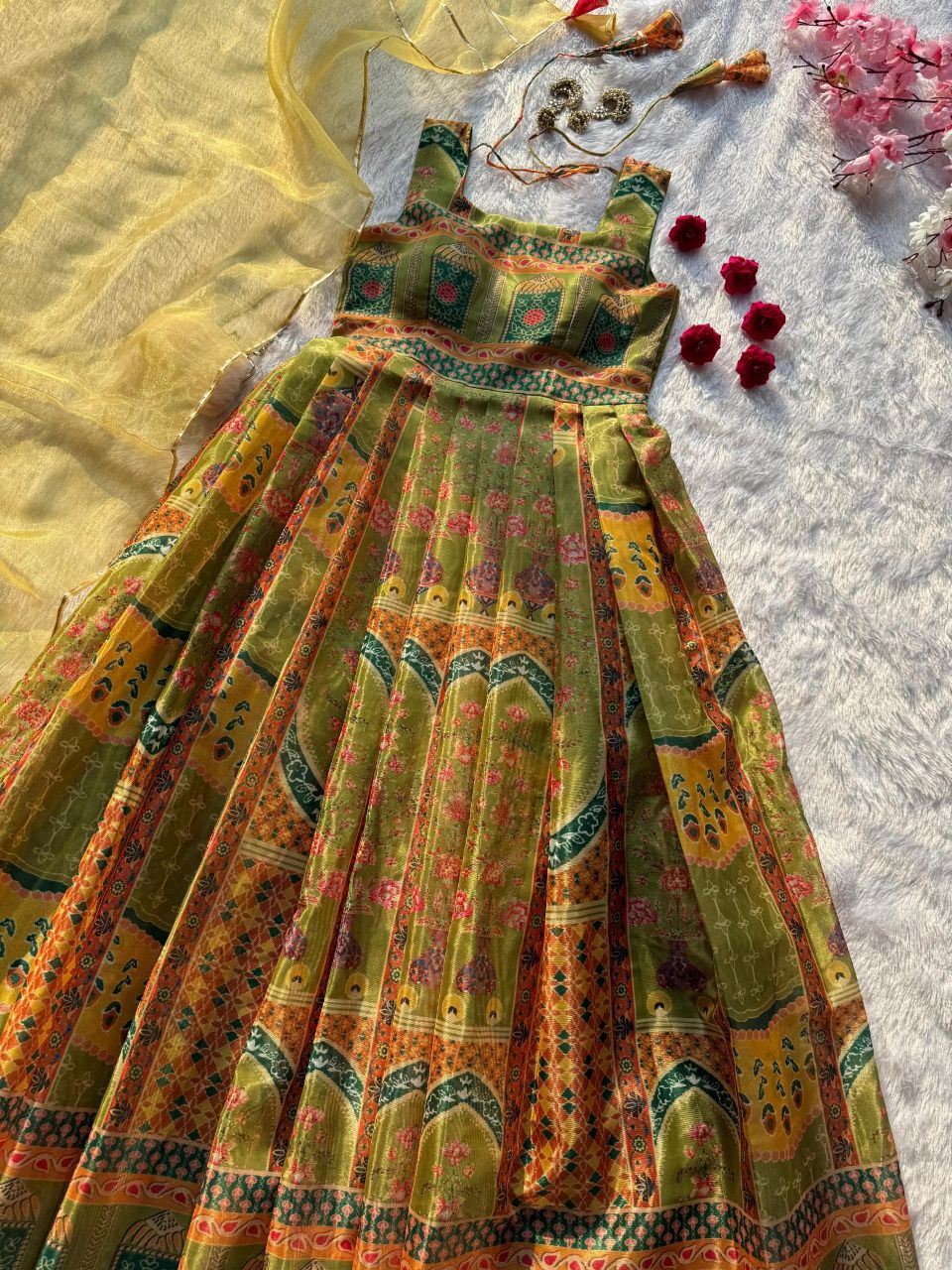 Kleid aus Georgette-Imitat mit üppiger Paillettenstickerei