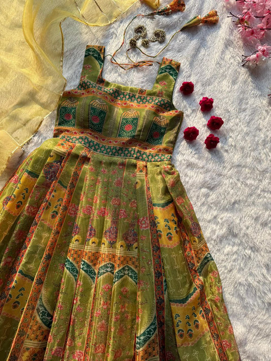 Kleid aus Georgette-Imitat mit üppiger Paillettenstickerei