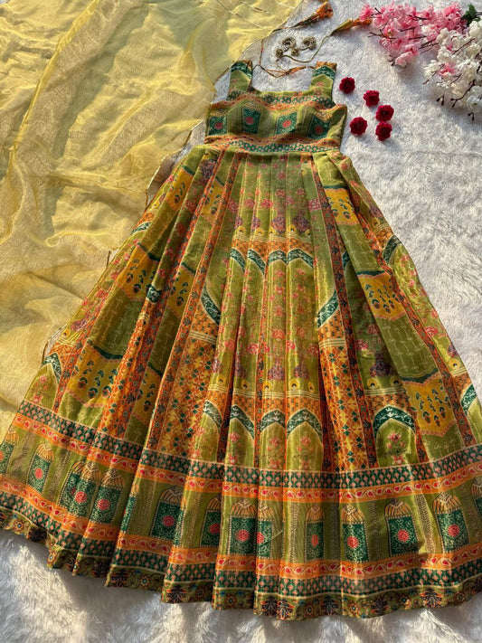 Kleid aus Georgette-Imitat mit üppiger Paillettenstickerei