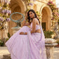 Sehen Sie umwerfend aus in diesem wunderschönen cremefarbenen Lehenga-Set