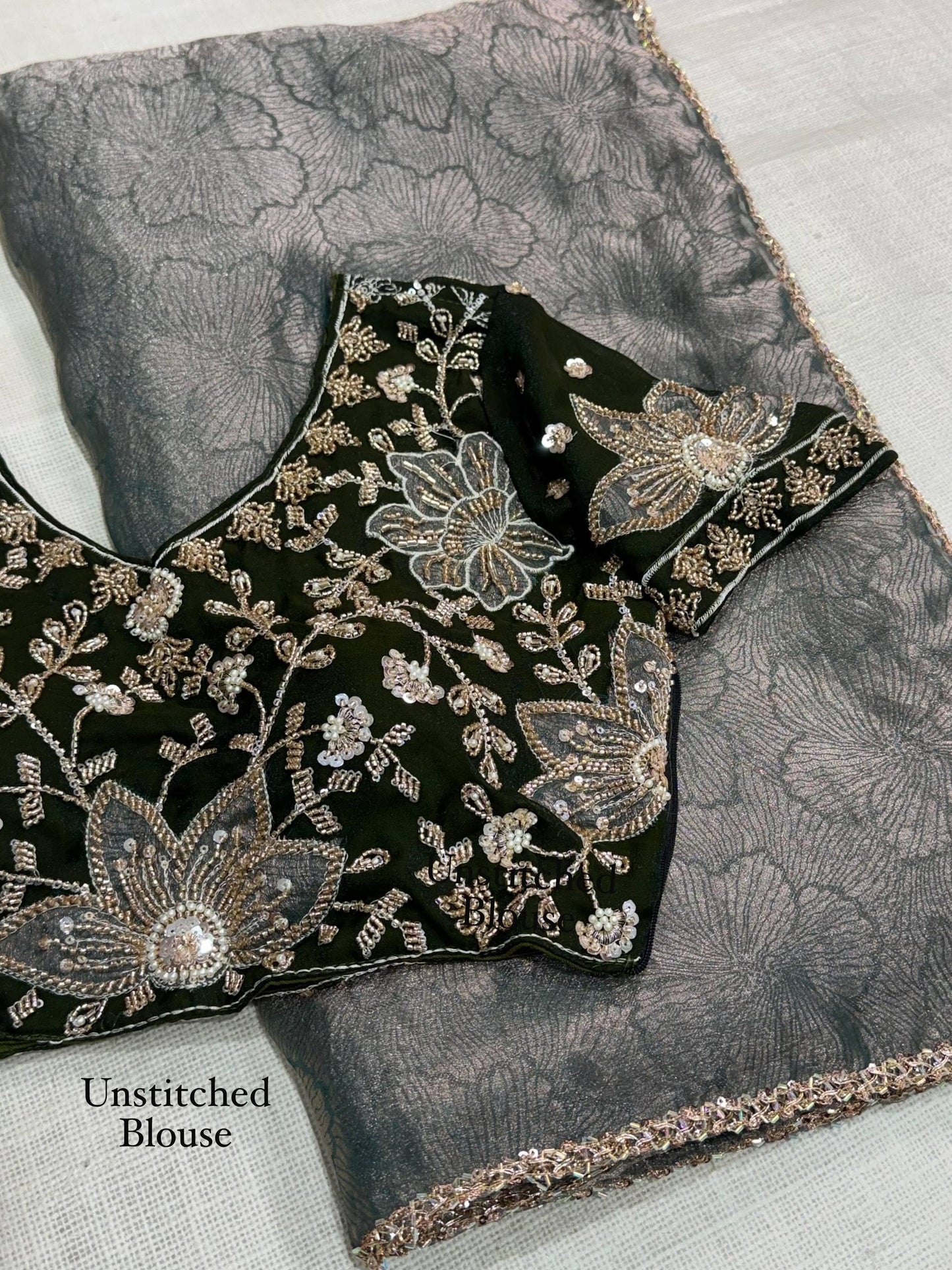 Step into timeless elegance with this stunning Jacquard saree