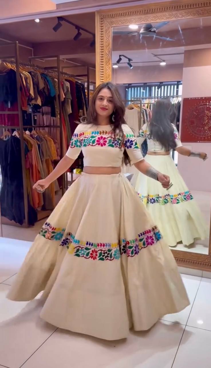 Sehen Sie umwerfend aus in diesem wunderschönen cremefarbenen Lehenga-Set