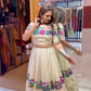 Sehen Sie umwerfend aus in diesem wunderschönen cremefarbenen Lehenga-Set