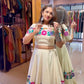 Sehen Sie umwerfend aus in diesem wunderschönen cremefarbenen Lehenga-Set
