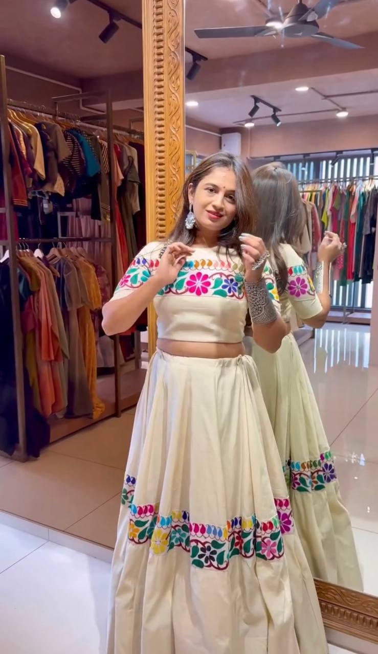 Sehen Sie umwerfend aus in diesem wunderschönen cremefarbenen Lehenga-Set