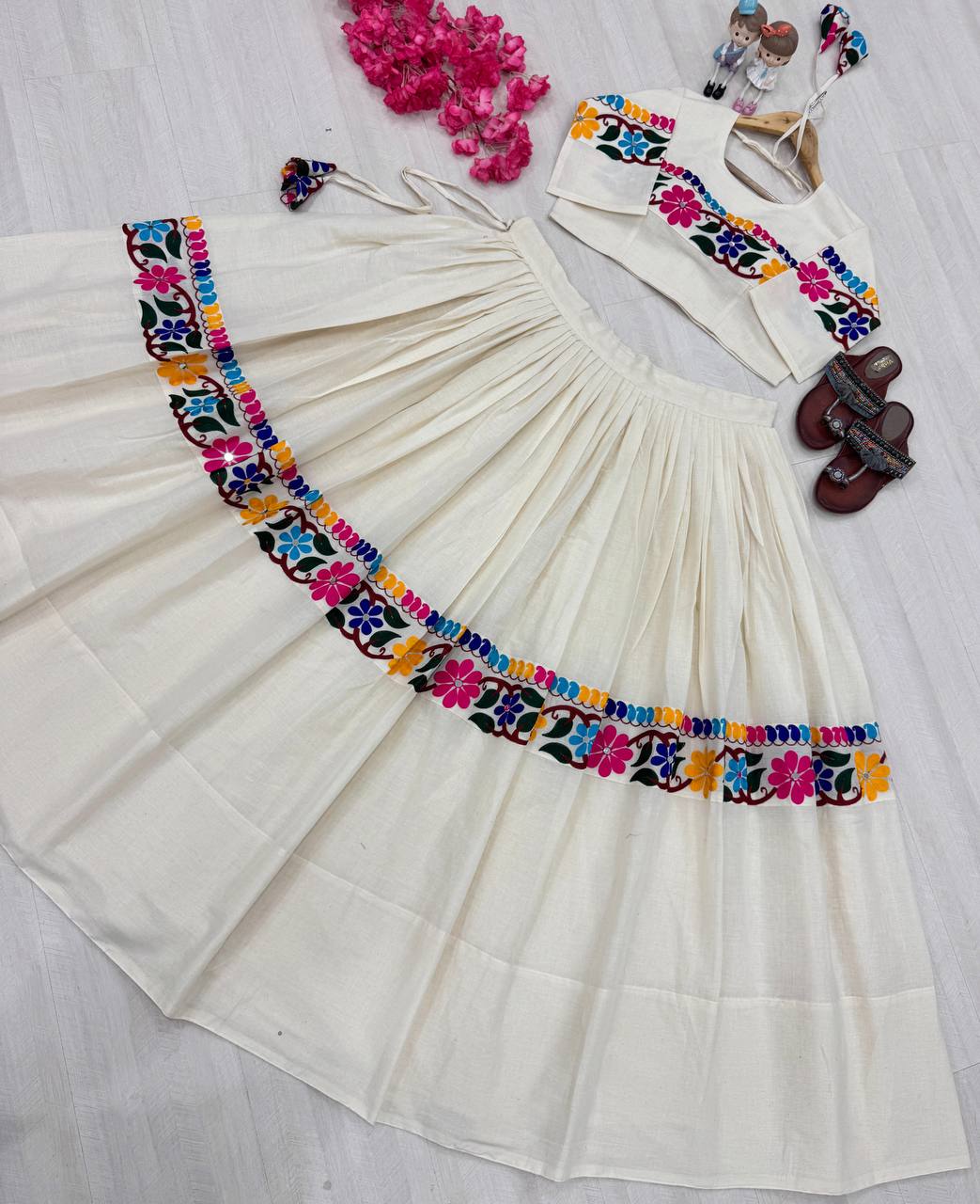 Sehen Sie umwerfend aus in diesem wunderschönen cremefarbenen Lehenga-Set