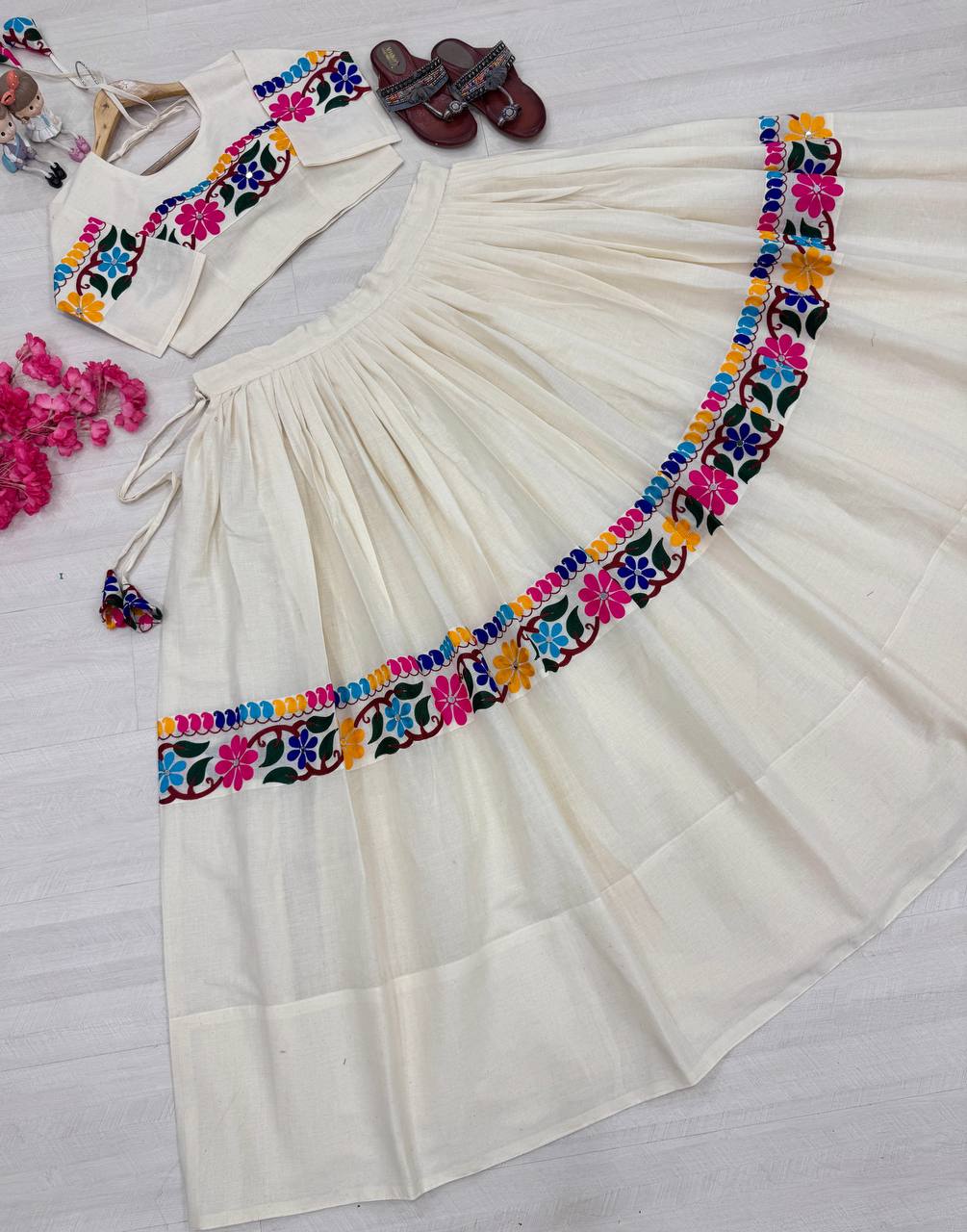 Sehen Sie umwerfend aus in diesem wunderschönen cremefarbenen Lehenga-Set