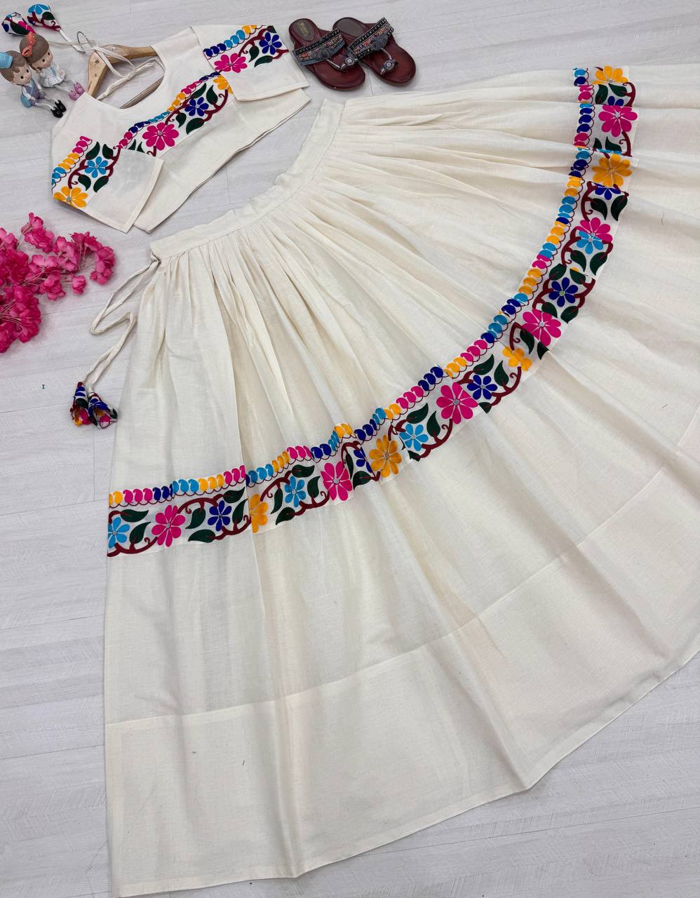 Sehen Sie umwerfend aus in diesem wunderschönen cremefarbenen Lehenga-Set