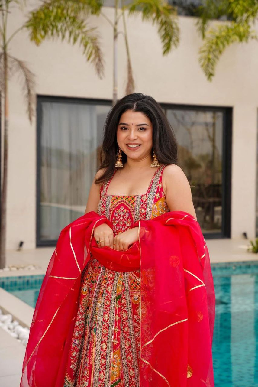 Kleid aus Georgette-Imitat mit üppiger Paillettenstickerei