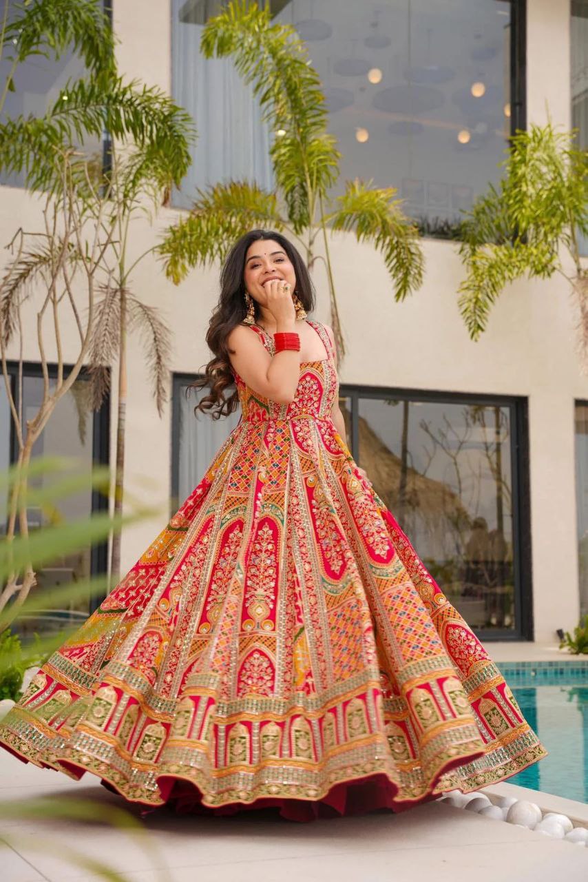Kleid aus Georgette-Imitat mit üppiger Paillettenstickerei
