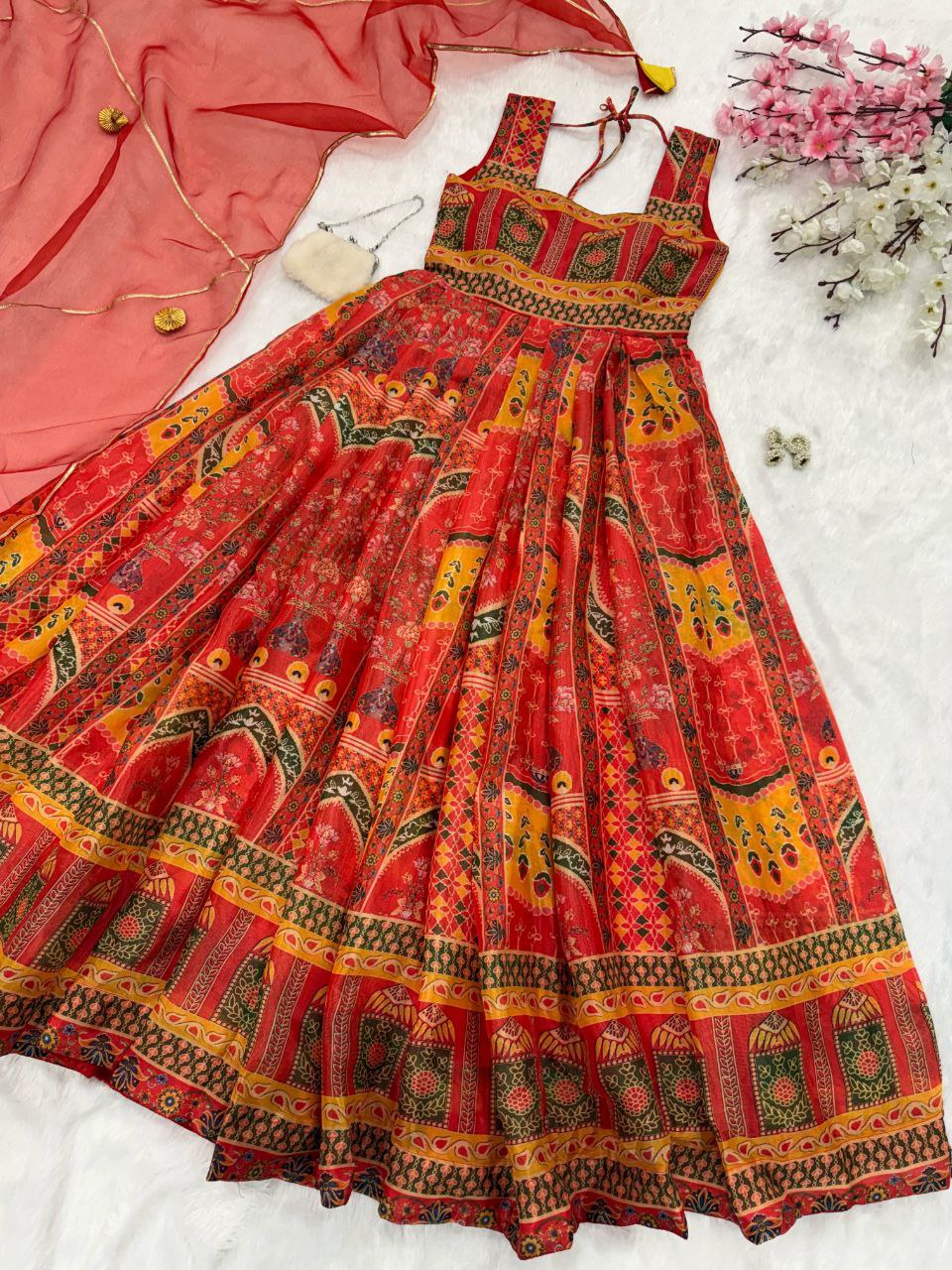 Kleid aus Georgette-Imitat mit üppiger Paillettenstickerei