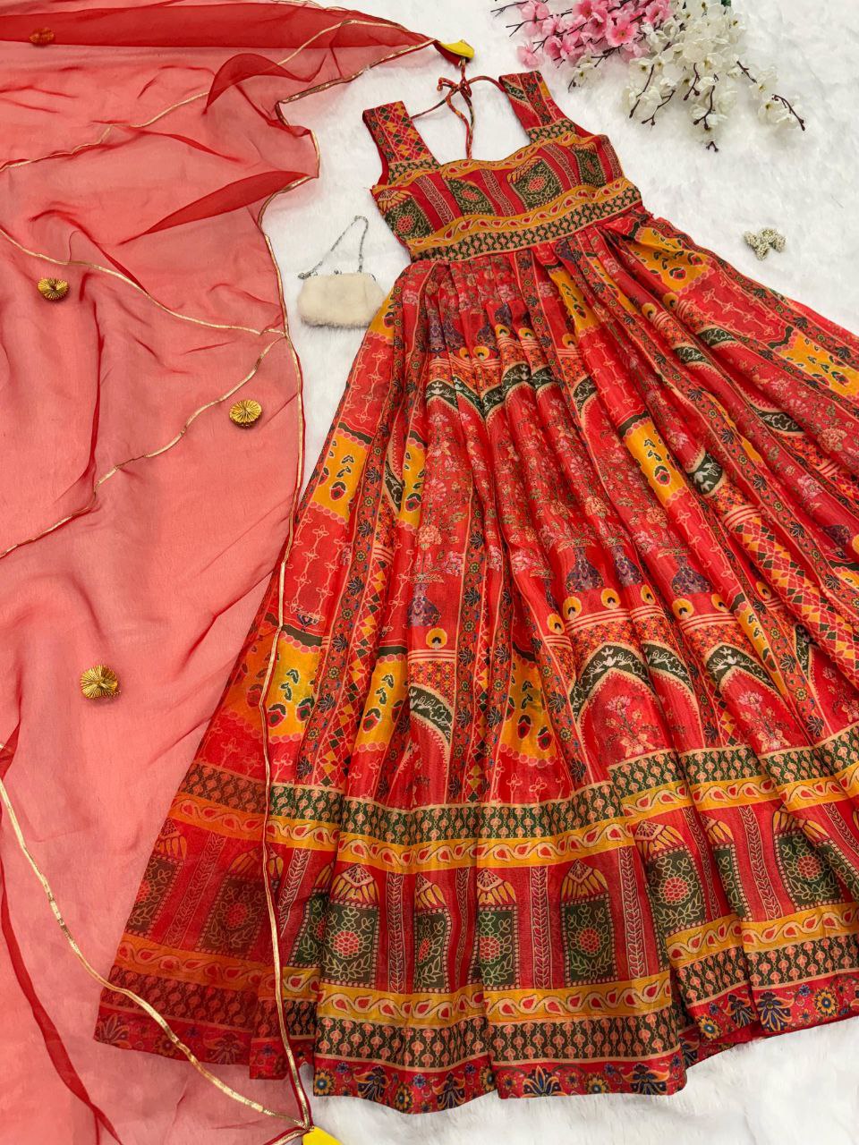 Kleid aus Georgette-Imitat mit üppiger Paillettenstickerei