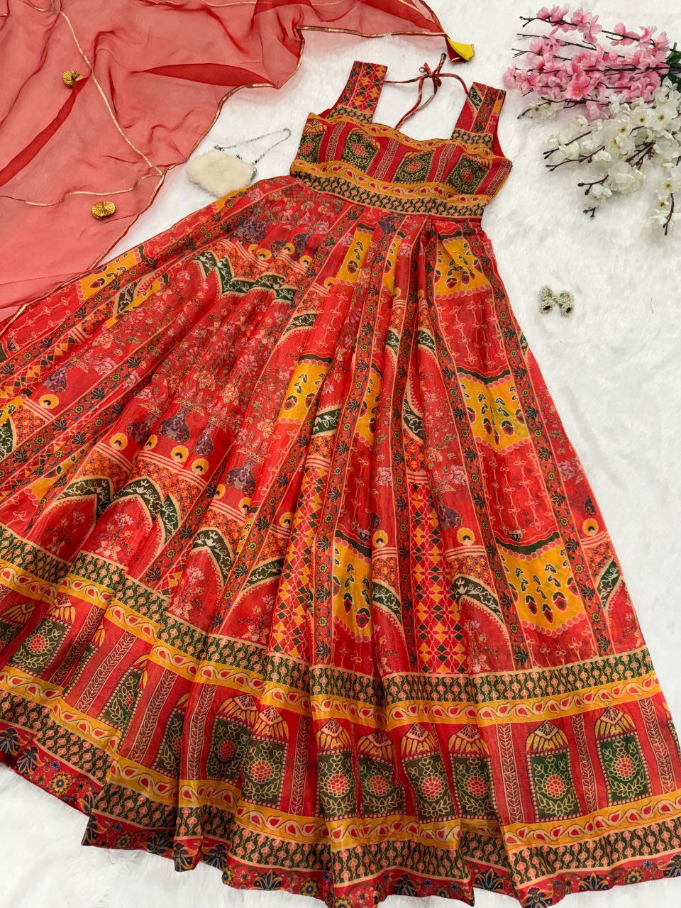 Kleid aus Georgette-Imitat mit üppiger Paillettenstickerei