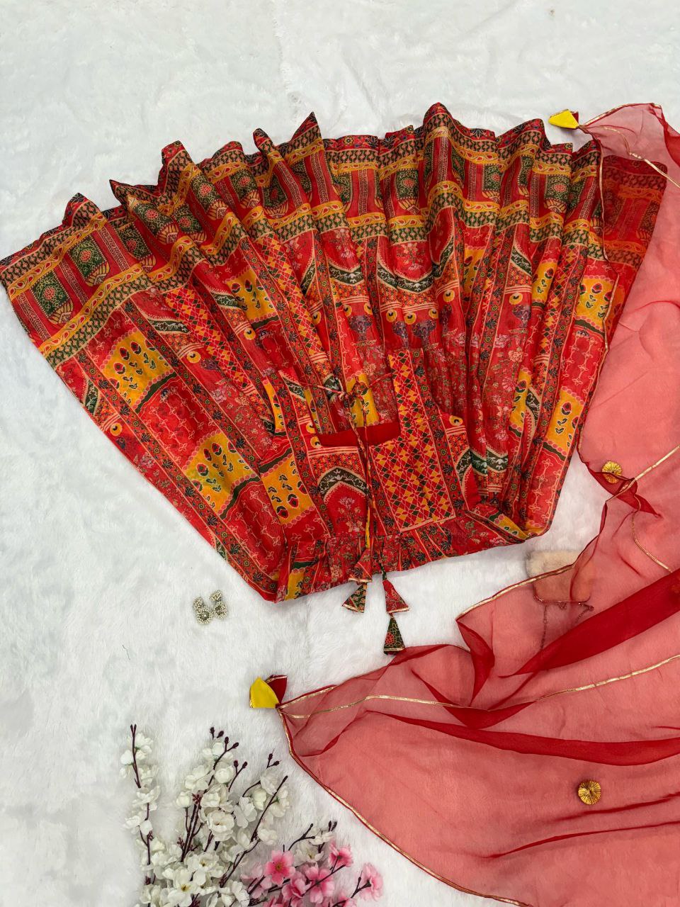 Kleid aus Georgette-Imitat mit üppiger Paillettenstickerei