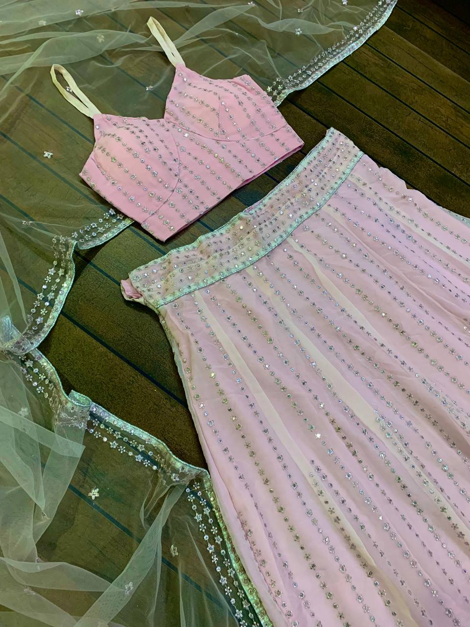 Sehen Sie umwerfend aus in diesem wunderschönen cremefarbenen Lehenga-Set