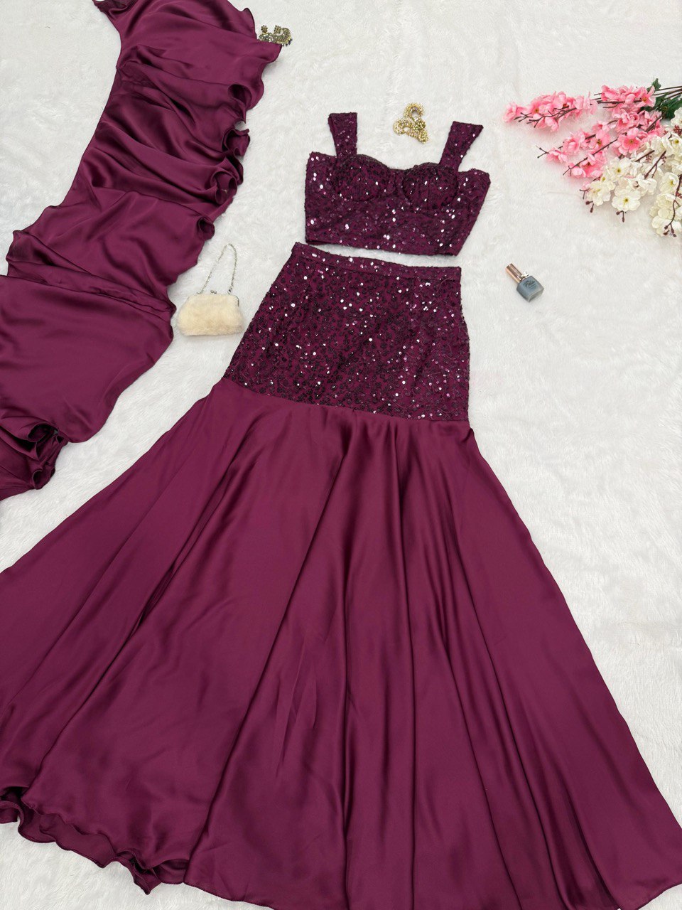 Sehen Sie umwerfend aus in diesem wunderschönen cremefarbenen Lehenga-Set