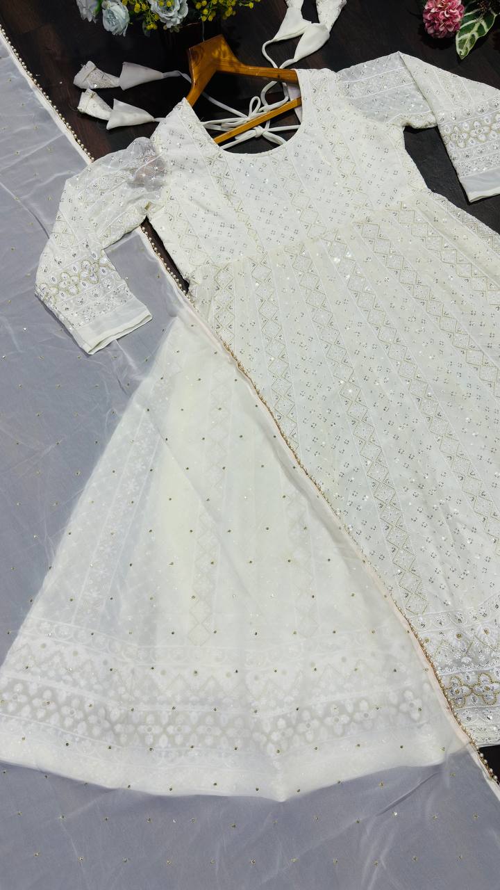 Arbeitsanzug aus schwerer Vichitra-Seide mit Stickereien