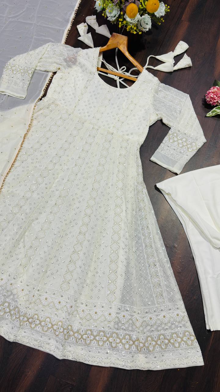 Arbeitsanzug aus schwerer Vichitra-Seide mit Stickereien