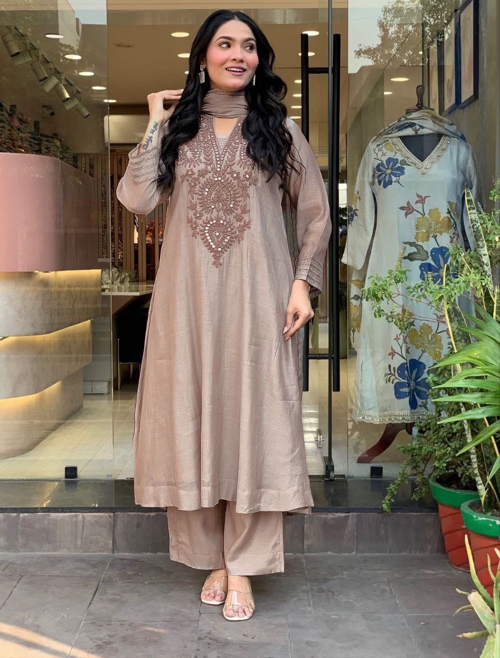 Robe de travail brodée en georgette fleurie artificielle avec de riches paillettes