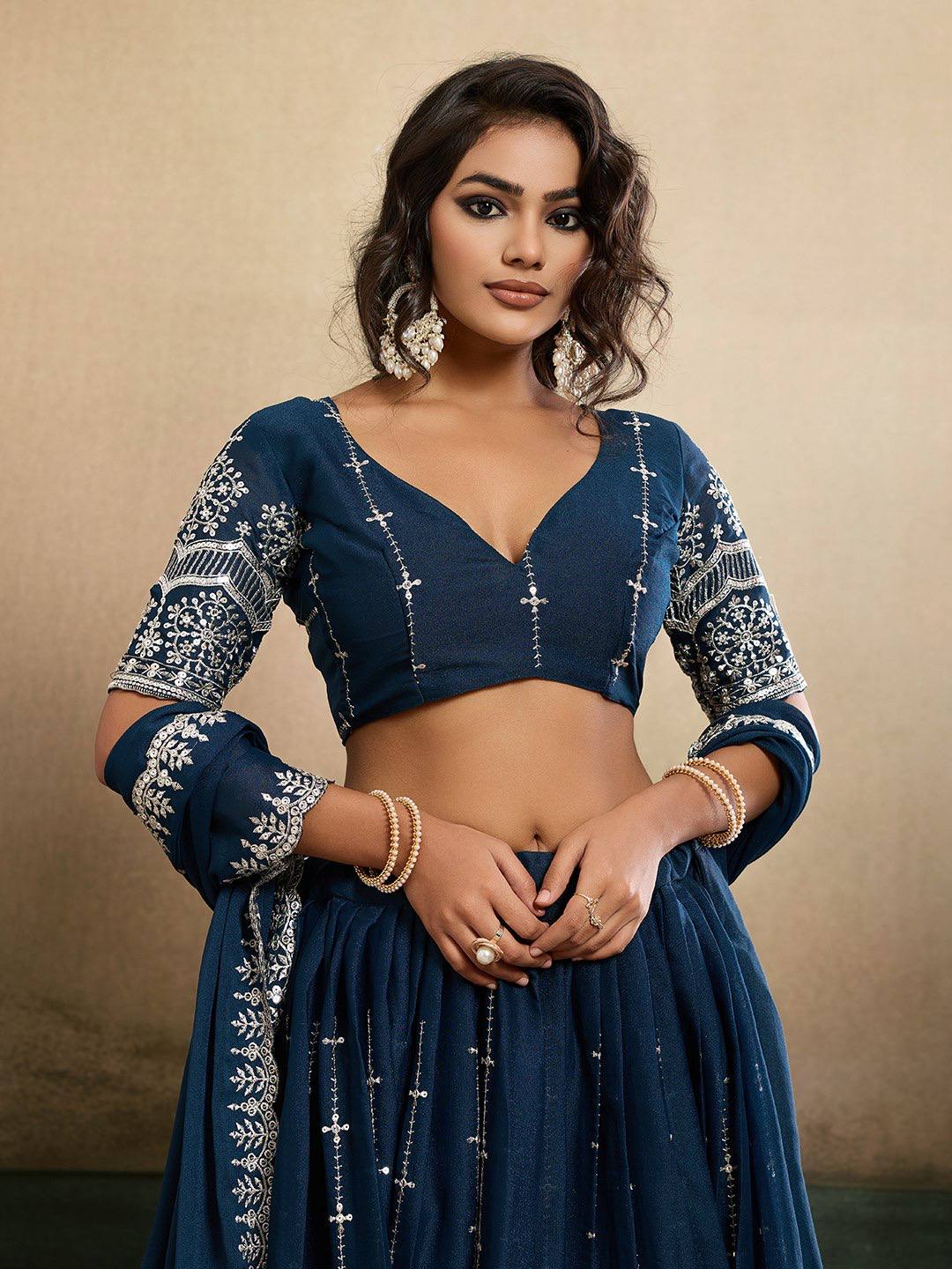 Einführung eines 4 Meter ausgestellten Coding Sequins Work Lehenga